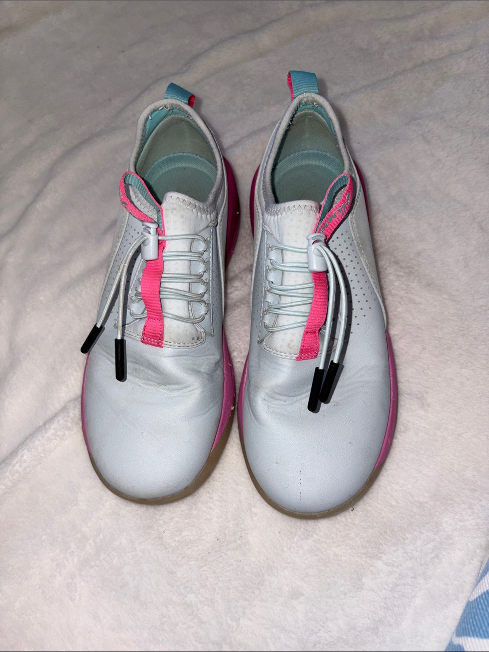Great condition cloves nursing shoes